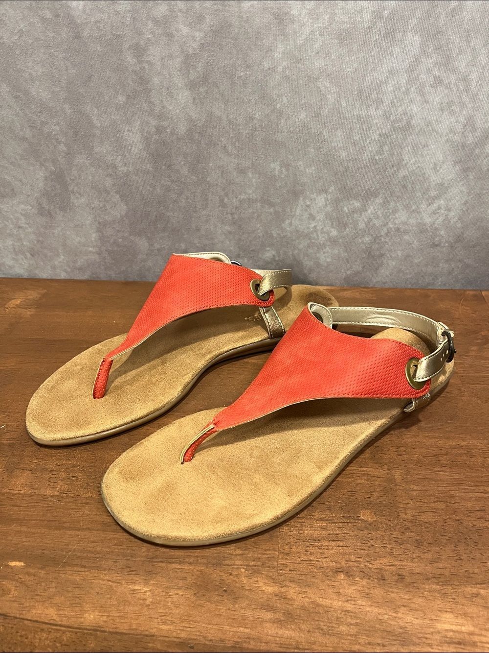 AEROSOLES Red and Tan Thong Vegan Leather Sandals with Pewter Gold Accent size 9